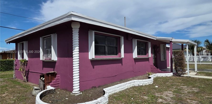 House in Miami, Florida 4 bedrooms, 111.11 sq.m. № 2044956