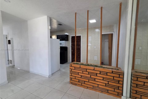 House in Miami, Florida 4 bedrooms, 111.11 sq.m. № 2044956 - photo 8