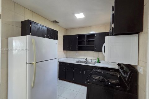 House in Miami, Florida 4 bedrooms, 111.11 sq.m. № 2044956 - photo 11