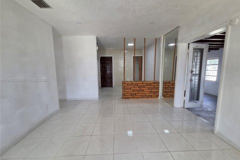 House in Miami, Florida 4 bedrooms, 111.11 sq.m. № 2044956 - photo 10