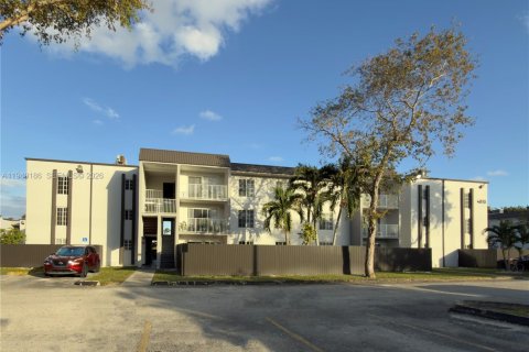 Купить кондоминиум в Дорал, Флорида 2 спальни, 98.57м2, № 1997205 - фото 1