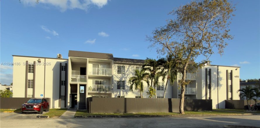 Кондоминиум с 2 спальнями в Дорал, Флорида № 1997205