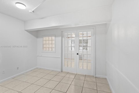 Condominio en alquiler en Coral Gables, Florida, 1 dormitorio, 37.9 m2 № 1993666 - foto 9