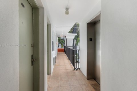 Condominio en alquiler en Coral Gables, Florida, 1 dormitorio, 37.9 m2 № 1993666 - foto 11