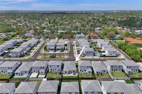 Casa en venta en Miami, Florida, 3 dormitorios, 161.28 m2 № 1999648 - foto 3