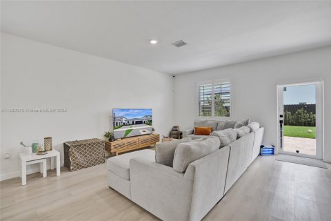 Casa en venta en Miami, Florida, 3 dormitorios, 161.28 m2 № 1999648 - foto 11