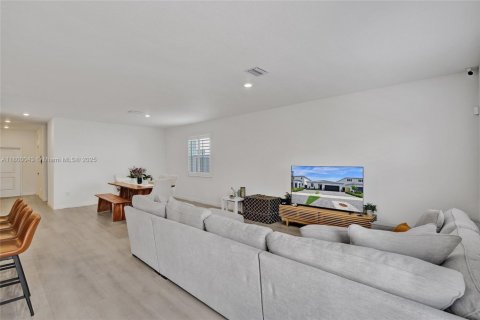 Casa en venta en Miami, Florida, 3 dormitorios, 161.28 m2 № 1999648 - foto 10