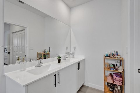 Casa en venta en Miami, Florida, 3 dormitorios, 161.28 m2 № 1999648 - foto 24