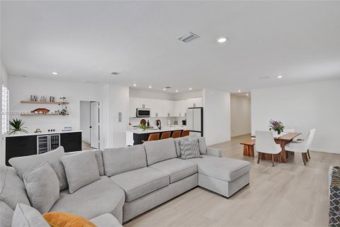 Casa en venta en Miami, Florida, 3 dormitorios, 161.28 m2 № 1999648 - foto 9