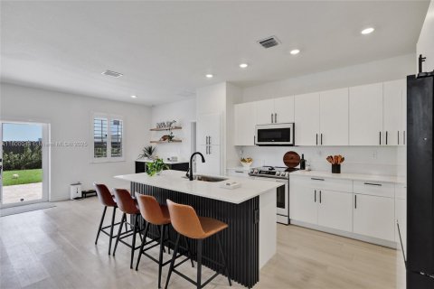 Casa en venta en Miami, Florida, 3 dormitorios, 161.28 m2 № 1999648 - foto 12