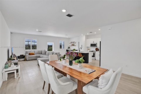 Casa en venta en Miami, Florida, 3 dormitorios, 161.28 m2 № 1999648 - foto 18