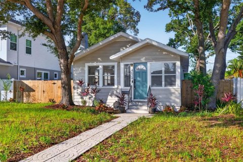 House in Saint Petersburg, Florida 3 bedrooms, 113.15 sq.m. № 2277431