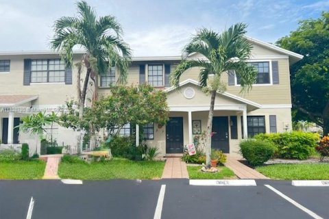 Touwnhouse à vendre à Pembroke Pines, Floride: 2 chambres, 113.71 m2 № 1936008 - photo 1