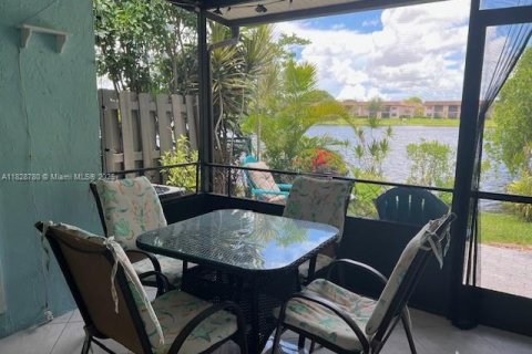 Townhouse in Pembroke Pines, Florida 2 bedrooms, 113.71 sq.m. № 1936008 - photo 26