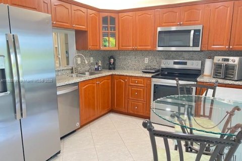 Touwnhouse à vendre à Pembroke Pines, Floride: 2 chambres, 113.71 m2 № 1936008 - photo 12