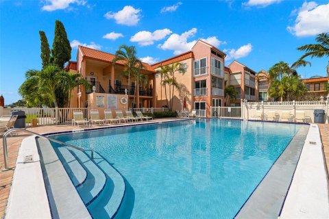 Condo in Saint Pete Beach, Florida, 2 bedrooms  № 1346987 - photo 8