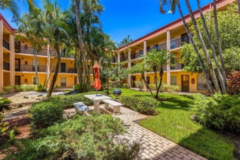 Condo in Saint Pete Beach, Florida, 2 bedrooms  № 1346987 - photo 10
