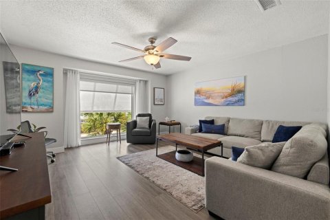 Condo in Saint Pete Beach, Florida, 2 bedrooms  № 1346987 - photo 12