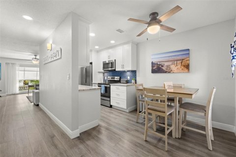 Condo in Saint Pete Beach, Florida, 2 bedrooms  № 1346987 - photo 20