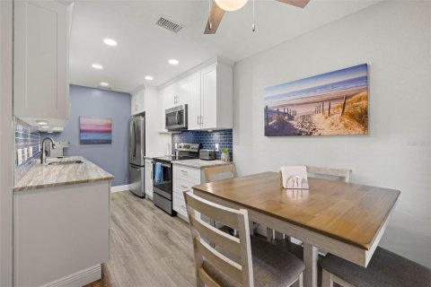 Condo in Saint Pete Beach, Florida, 2 bedrooms  № 1346987 - photo 18