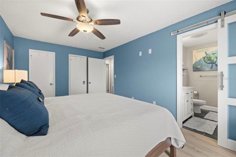 Condo in Saint Pete Beach, Florida, 2 bedrooms  № 1346987 - photo 25