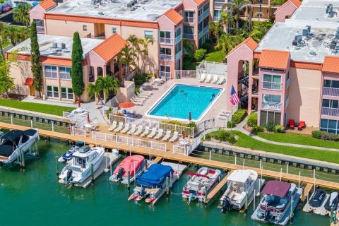 Condo in Saint Pete Beach, Florida, 2 bedrooms  № 1346987 - photo 1