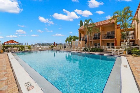 Condo in Saint Pete Beach, Florida, 2 bedrooms  № 1346987 - photo 9