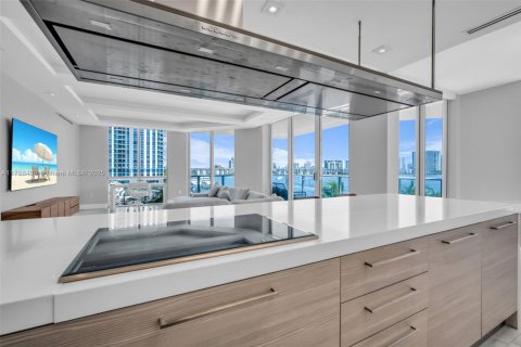 Condo in North Miami Beach, Florida, 3 bedrooms  № 1708687 - photo 13