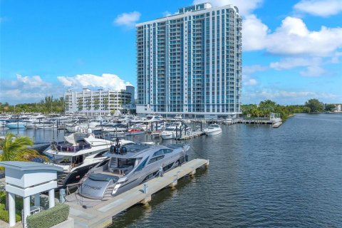 Condo in North Miami Beach, Florida, 3 bedrooms  № 1708687 - photo 4