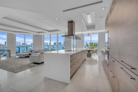 Condo in North Miami Beach, Florida, 3 bedrooms  № 1708687 - photo 9