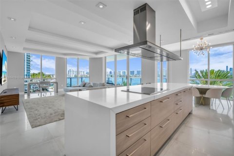 Condo in North Miami Beach, Florida, 3 bedrooms  № 1708687 - photo 12