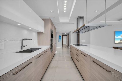 Condo in North Miami Beach, Florida, 3 bedrooms  № 1708687 - photo 11