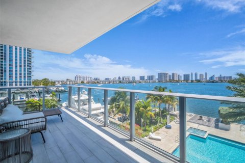 Condo in North Miami Beach, Florida, 3 bedrooms  № 1708687 - photo 2
