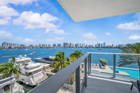 Condo in North Miami Beach, Florida, 3 bedrooms  № 1708687 - photo 1