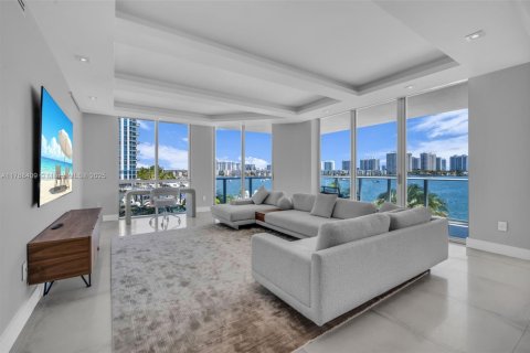 Condo in North Miami Beach, Florida, 3 bedrooms  № 1708687 - photo 7