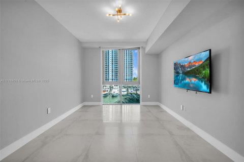 Condo in North Miami Beach, Florida, 3 bedrooms  № 1708687 - photo 25