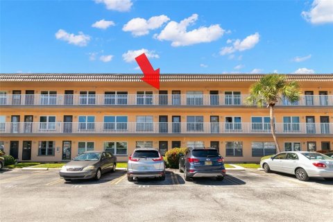 Condominio en venta en Kenneth City, Florida, 2 dormitorios, 106.84 m2 № 1853762 - foto 1