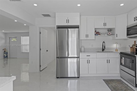 House in Pompano Beach, Florida 3 bedrooms, 106.56 sq.m. № 2086881 - photo 15