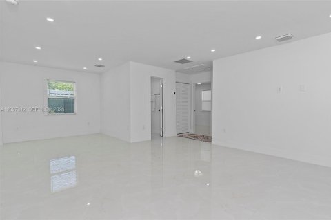 House in Pompano Beach, Florida 3 bedrooms, 106.56 sq.m. № 2086881 - photo 5