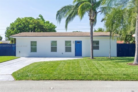House in Pompano Beach, Florida 3 bedrooms, 106.56 sq.m. № 2086881