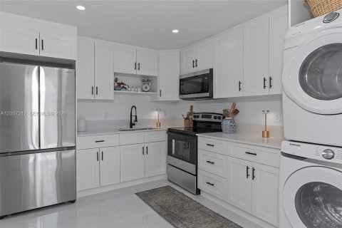House in Pompano Beach, Florida 3 bedrooms, 106.56 sq.m. № 2086881 - photo 14