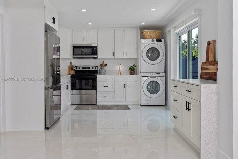 House in Pompano Beach, Florida 3 bedrooms, 106.56 sq.m. № 2086881 - photo 9