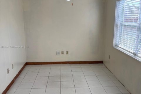 House in Miami, Florida 2 bedrooms, 145.11 sq.m. № 1956962 - photo 12