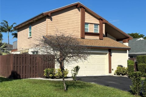 House in Miami, Florida 2 bedrooms, 145.11 sq.m. № 1956962 - photo 2