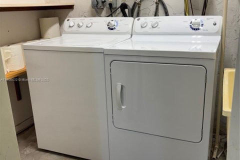 House in Miami, Florida 2 bedrooms, 145.11 sq.m. № 1956962 - photo 18