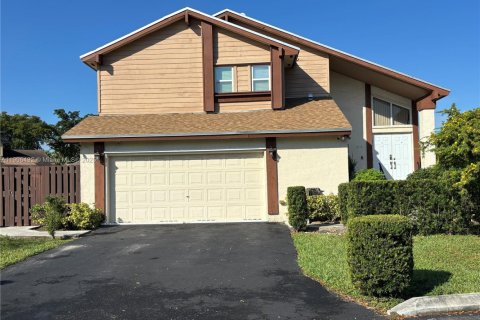 House in Miami, Florida 2 bedrooms, 145.11 sq.m. № 1956962 - photo 3