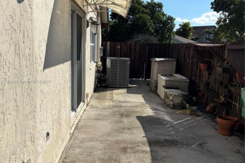 House in Miami, Florida 2 bedrooms, 145.11 sq.m. № 1956962 - photo 20