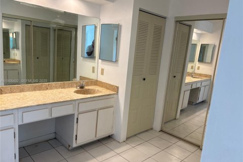 Villa ou maison à vendre à Miami, Floride: 2 chambres, 145.11 m2 № 1956962 - photo 25