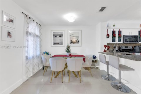 Townhouse in Miami, Florida 2 bedrooms, 107.77 sq.m. № 1994805 - photo 3