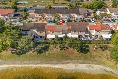 Townhouse in Miami, Florida 2 bedrooms, 107.77 sq.m. № 1994805 - photo 22